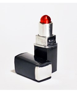 Mini Pipe camouflée en rouge à lèvres
